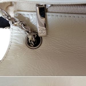 CHANEL | CLASSIC SMALL CREAM PATENT SILVER FRAME FLAP SHLDR/CB BAG